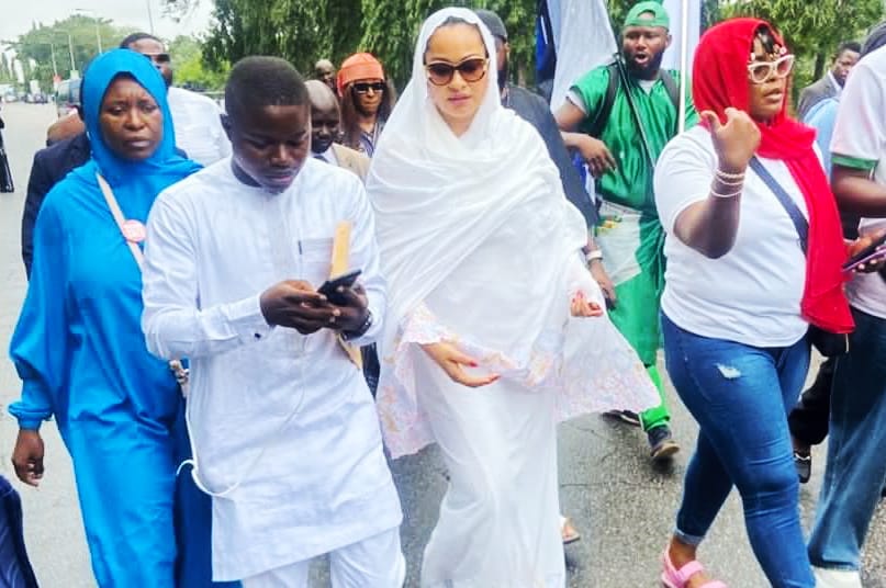 SENATOR NATASHA AKPOTI-UDUAGHAN AND AISHA YESUFU STORM NATIONAL ASSEMBLY GATE WITH&nbsp;SUPPORTERS