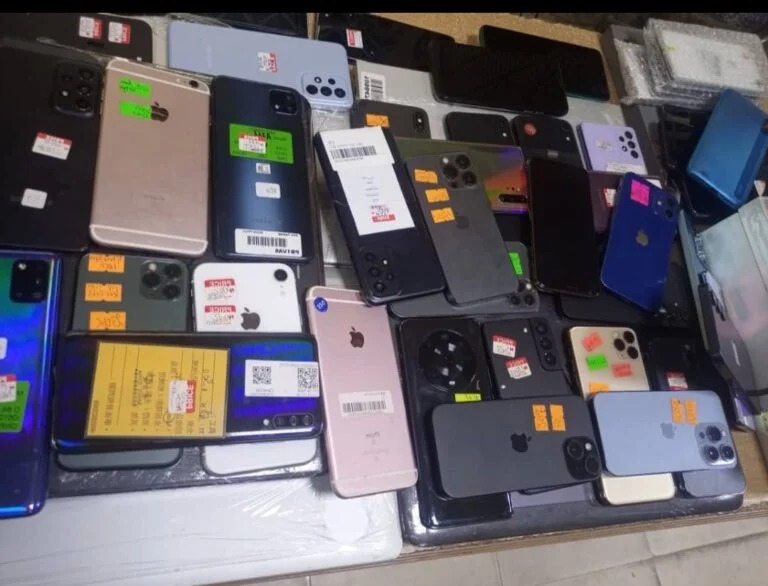 LAGOS RRS NAB 75 STOLEN PHONES AND 5 LAPTOPS ABANDONED BY FLEEING&nbsp;SUSPECTS