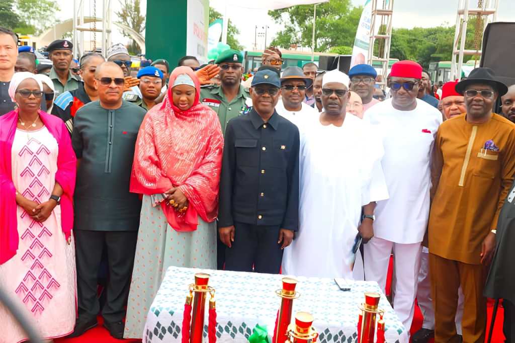 LIGHT UP ABUJA: WIKE INAUGURATES HYBRID SOLAR STREETLIGHT PROJECT TO BOOST SECURITY AND CUT&nbsp;COSTS