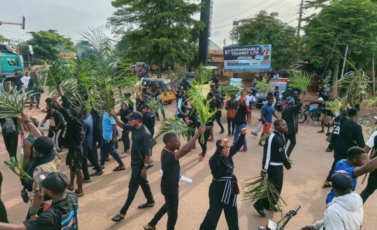 YOUTHS BLOCK MAKURDI HIGHWAY IN PROTEST OVER GUNMEN ATTACKS IN NASARAWA