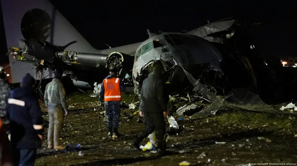 MILITARY CARGO PLANE CRASHES IN EL ALTO, 15 DEAD AS BANKNOTES SCATTER ON&nbsp;HIGHWAY