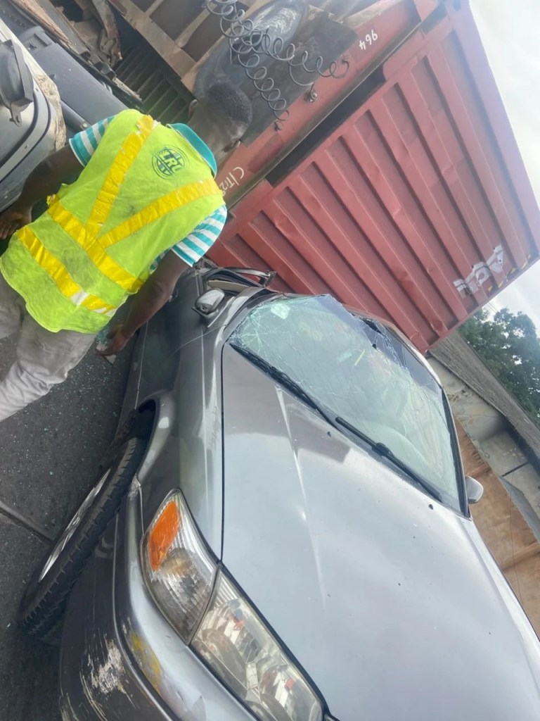 DISASTER DODGED! TRUCK CONTAINER CRASHES ON DALEKO&nbsp;BRIDGE