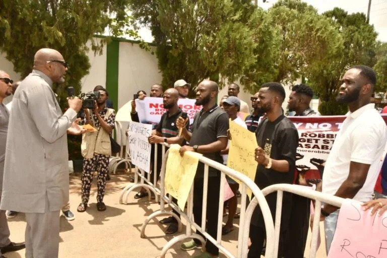 PHONE DEALERS UNDER SIEGE: DELTA GOVT PROMISES CRACKDOWN ON ROBBERY&nbsp;GANGS