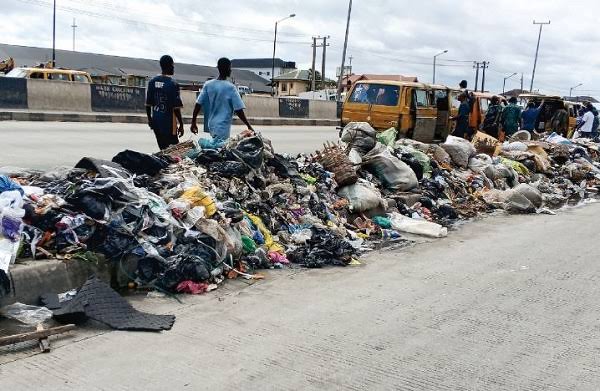 LAGOS INTENSIFIES WASTE EVACUATION OVER REFUSE&nbsp;BUILD-UP