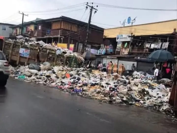 RESIDENTS, TRADERS RAISE ALARM AS REFUSE OVERRUNS OYINGBO&nbsp;ROAD
